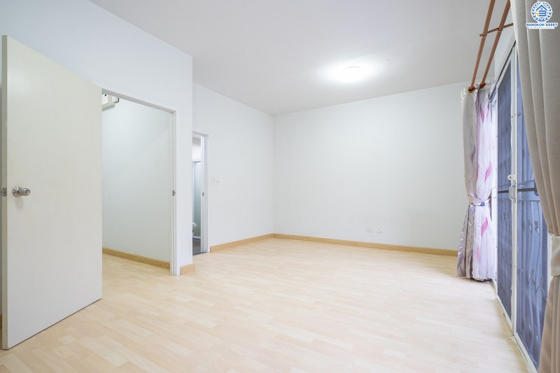 บ้านมือสองตกแต่งใหม่ ทำเลโซนเมือง! ม.เดอะคอนเนคอัพ3 ทำเลรัตนาธิเบศร์17 โครงการแบรนด์พฤกษา เนื้อที่ 19.3 ตร.ว. ฟังก์ชั่น 3 นอน 3 น้ำ จอดรถได้ 2 คัน* บนทำเลศักยภาพ เชื่อมต่อทุกการเดินทาง เข้า-ออกได้หลายเส้นทาง ห่างจากรถไฟฟ้า(แยกนนทบุรี) เพียง 700 ม. เพียง 5 นาที ถึงทางด่วนงามวงศ์วาน