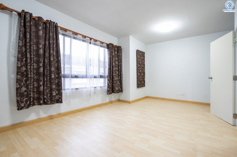 บ้านมือสองตกแต่งใหม่ ทำเลโซนเมือง! ม.เดอะคอนเนคอัพ3 ทำเลรัตนาธิเบศร์17 โครงการแบรนด์พฤกษา เนื้อที่ 19.3 ตร.ว. ฟังก์ชั่น 3 นอน 3 น้ำ จอดรถได้ 2 คัน* บนทำเลศักยภาพ เชื่อมต่อทุกการเดินทาง เข้า-ออกได้หลายเส้นทาง ห่างจากรถไฟฟ้า(แยกนนทบุรี) เพียง 700 ม. เพียง 5 นาที ถึงทางด่วนงามวงศ์วาน