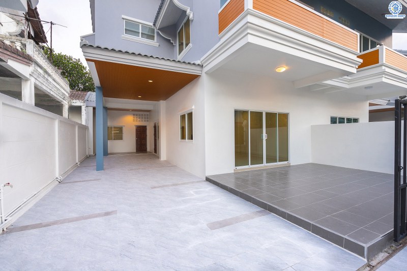 บ้านมือสองตกแต่งใหม่ ถนนเมน! ม.ทวีวัฒนา29 พุทธมณฑลสาย4 ใกล้ ม.มหิดล เพียง 5 นาที บ้านแฝดหลังใหญ่ คุ้มค่าด้วยวัสดุพรีเมี่ยมแบบบ้านเดี่ยว เนื้อที่ 41 ตร.ว. พื้นที่ใช้สอยกว่า 200 ตร.ม. ฟังก์ชั่น 4 นอน 3 น้ำ 2 ที่จอดรถ โลเคชั่นดีที่สุด! เดินทางสะดวก เชื่อมต่อถนนหลายสาย ใกล้เซ็นทรัลศาลายา