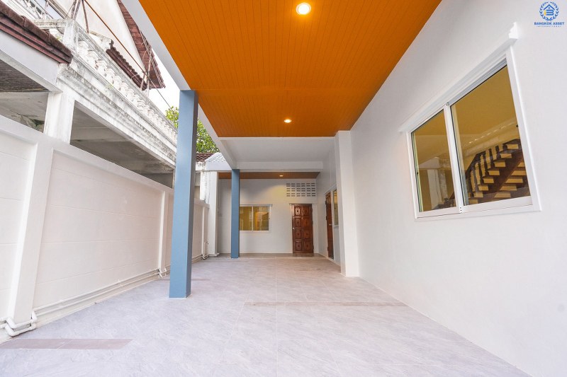 บ้านมือสองตกแต่งใหม่ ถนนเมน! ม.ทวีวัฒนา29 พุทธมณฑลสาย4 ใกล้ ม.มหิดล เพียง 5 นาที บ้านแฝดหลังใหญ่ คุ้มค่าด้วยวัสดุพรีเมี่ยมแบบบ้านเดี่ยว เนื้อที่ 41 ตร.ว. พื้นที่ใช้สอยกว่า 200 ตร.ม. ฟังก์ชั่น 4 นอน 3 น้ำ 2 ที่จอดรถ โลเคชั่นดีที่สุด! เดินทางสะดวก เชื่อมต่อถนนหลายสาย ใกล้เซ็นทรัลศาลายา