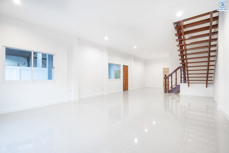 บ้านมือสองตกแต่งใหม่ ถนนเมน! ม.ทวีวัฒนา29 พุทธมณฑลสาย4 ใกล้ ม.มหิดล เพียง 5 นาที บ้านแฝดหลังใหญ่ คุ้มค่าด้วยวัสดุพรีเมี่ยมแบบบ้านเดี่ยว เนื้อที่ 41 ตร.ว. พื้นที่ใช้สอยกว่า 200 ตร.ม. ฟังก์ชั่น 4 นอน 3 น้ำ 2 ที่จอดรถ โลเคชั่นดีที่สุด! เดินทางสะดวก เชื่อมต่อถนนหลายสาย ใกล้เซ็นทรัลศาลายา