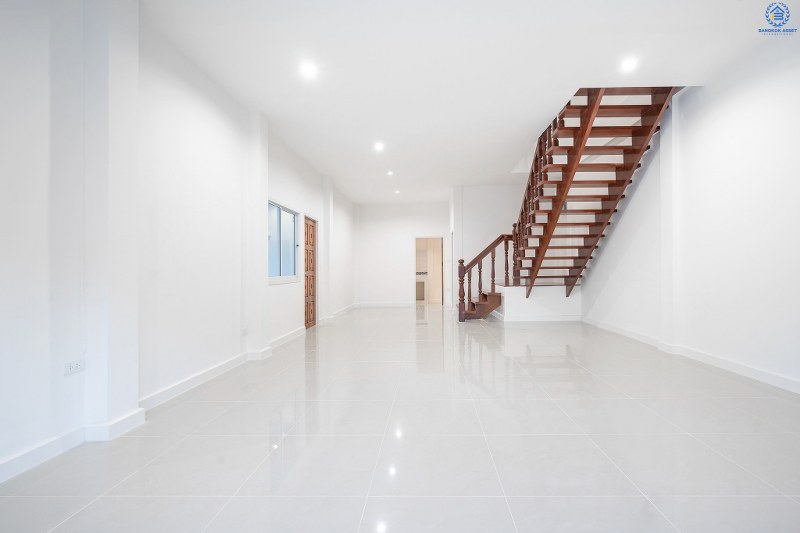 บ้านมือสองตกแต่งใหม่ ถนนเมน! ม.ทวีวัฒนา29 พุทธมณฑลสาย4 ใกล้ ม.มหิดล เพียง 5 นาที บ้านแฝดหลังใหญ่ คุ้มค่าด้วยวัสดุพรีเมี่ยมแบบบ้านเดี่ยว เนื้อที่ 41 ตร.ว. พื้นที่ใช้สอยกว่า 200 ตร.ม. ฟังก์ชั่น 4 นอน 3 น้ำ 2 ที่จอดรถ โลเคชั่นดีที่สุด! เดินทางสะดวก เชื่อมต่อถนนหลายสาย ใกล้เซ็นทรัลศาลายา