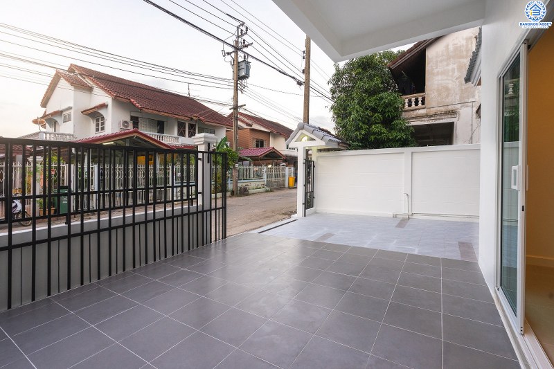 บ้านมือสองตกแต่งใหม่ ถนนเมน! ม.ทวีวัฒนา29 พุทธมณฑลสาย4 ใกล้ ม.มหิดล เพียง 5 นาที บ้านแฝดหลังใหญ่ คุ้มค่าด้วยวัสดุพรีเมี่ยมแบบบ้านเดี่ยว เนื้อที่ 41 ตร.ว. พื้นที่ใช้สอยกว่า 200 ตร.ม. ฟังก์ชั่น 4 นอน 3 น้ำ 2 ที่จอดรถ โลเคชั่นดีที่สุด! เดินทางสะดวก เชื่อมต่อถนนหลายสาย ใกล้เซ็นทรัลศาลายา