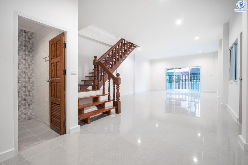 บ้านมือสองตกแต่งใหม่ ถนนเมน! ม.ทวีวัฒนา29 พุทธมณฑลสาย4 ใกล้ ม.มหิดล เพียง 5 นาที บ้านแฝดหลังใหญ่ คุ้มค่าด้วยวัสดุพรีเมี่ยมแบบบ้านเดี่ยว เนื้อที่ 41 ตร.ว. พื้นที่ใช้สอยกว่า 200 ตร.ม. ฟังก์ชั่น 4 นอน 3 น้ำ 2 ที่จอดรถ โลเคชั่นดีที่สุด! เดินทางสะดวก เชื่อมต่อถนนหลายสาย ใกล้เซ็นทรัลศาลายา