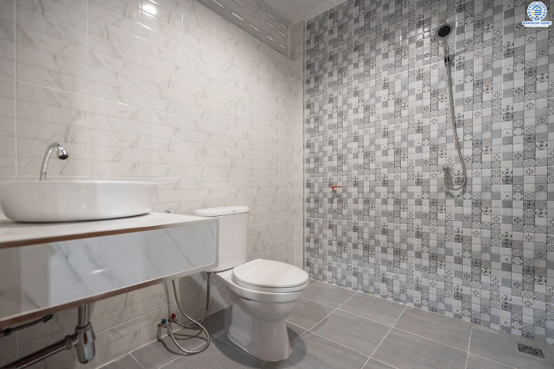 บ้านมือสองตกแต่งใหม่ ถนนเมน! ม.ทวีวัฒนา29 พุทธมณฑลสาย4 ใกล้ ม.มหิดล เพียง 5 นาที บ้านแฝดหลังใหญ่ คุ้มค่าด้วยวัสดุพรีเมี่ยมแบบบ้านเดี่ยว เนื้อที่ 41 ตร.ว. พื้นที่ใช้สอยกว่า 200 ตร.ม. ฟังก์ชั่น 4 นอน 3 น้ำ 2 ที่จอดรถ โลเคชั่นดีที่สุด! เดินทางสะดวก เชื่อมต่อถนนหลายสาย ใกล้เซ็นทรัลศาลายา