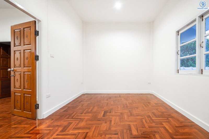 บ้านมือสองตกแต่งใหม่ ถนนเมน! ม.ทวีวัฒนา29 พุทธมณฑลสาย4 ใกล้ ม.มหิดล เพียง 5 นาที บ้านแฝดหลังใหญ่ คุ้มค่าด้วยวัสดุพรีเมี่ยมแบบบ้านเดี่ยว เนื้อที่ 41 ตร.ว. พื้นที่ใช้สอยกว่า 200 ตร.ม. ฟังก์ชั่น 4 นอน 3 น้ำ 2 ที่จอดรถ โลเคชั่นดีที่สุด! เดินทางสะดวก เชื่อมต่อถนนหลายสาย ใกล้เซ็นทรัลศาลายา