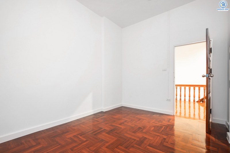 บ้านมือสองตกแต่งใหม่ ถนนเมน! ม.ทวีวัฒนา29 พุทธมณฑลสาย4 ใกล้ ม.มหิดล เพียง 5 นาที บ้านแฝดหลังใหญ่ คุ้มค่าด้วยวัสดุพรีเมี่ยมแบบบ้านเดี่ยว เนื้อที่ 41 ตร.ว. พื้นที่ใช้สอยกว่า 200 ตร.ม. ฟังก์ชั่น 4 นอน 3 น้ำ 2 ที่จอดรถ โลเคชั่นดีที่สุด! เดินทางสะดวก เชื่อมต่อถนนหลายสาย ใกล้เซ็นทรัลศาลายา