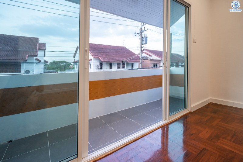 บ้านมือสองตกแต่งใหม่ ถนนเมน! ม.ทวีวัฒนา29 พุทธมณฑลสาย4 ใกล้ ม.มหิดล เพียง 5 นาที บ้านแฝดหลังใหญ่ คุ้มค่าด้วยวัสดุพรีเมี่ยมแบบบ้านเดี่ยว เนื้อที่ 41 ตร.ว. พื้นที่ใช้สอยกว่า 200 ตร.ม. ฟังก์ชั่น 4 นอน 3 น้ำ 2 ที่จอดรถ โลเคชั่นดีที่สุด! เดินทางสะดวก เชื่อมต่อถนนหลายสาย ใกล้เซ็นทรัลศาลายา