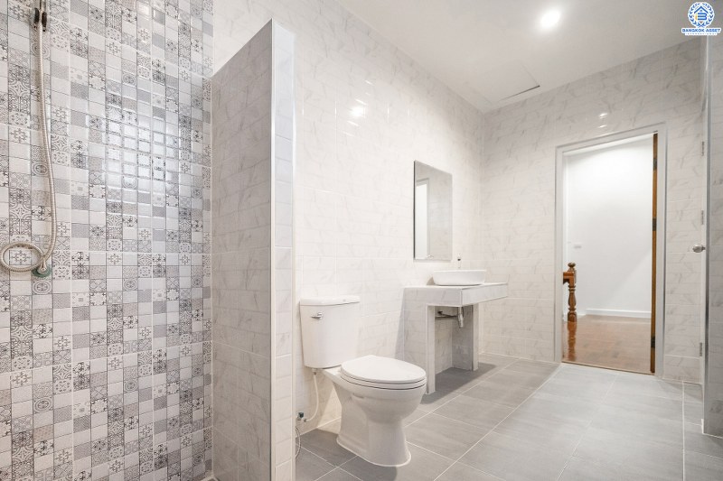 บ้านมือสองตกแต่งใหม่ ถนนเมน! ม.ทวีวัฒนา29 พุทธมณฑลสาย4 ใกล้ ม.มหิดล เพียง 5 นาที บ้านแฝดหลังใหญ่ คุ้มค่าด้วยวัสดุพรีเมี่ยมแบบบ้านเดี่ยว เนื้อที่ 41 ตร.ว. พื้นที่ใช้สอยกว่า 200 ตร.ม. ฟังก์ชั่น 4 นอน 3 น้ำ 2 ที่จอดรถ โลเคชั่นดีที่สุด! เดินทางสะดวก เชื่อมต่อถนนหลายสาย ใกล้เซ็นทรัลศาลายา