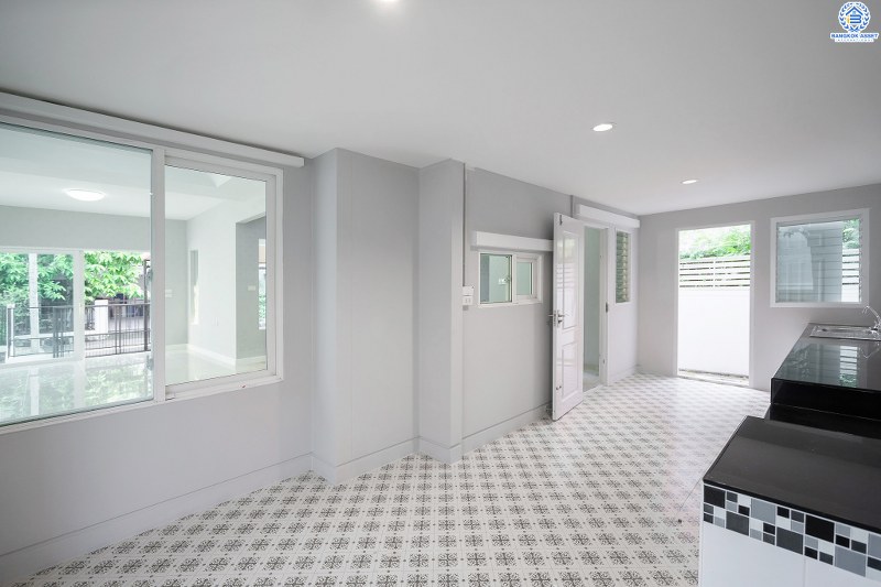 บ้านมือสองตกแต่งใหม่ ห้องมุม! ม.ชัยพฤกษ์ บางใหญ่-เซ็นทรัลเวสต์เกต (เนื้อที่ 53.9 ตร.ว.) บ้านหลังใหญ่ พร้อมอยู่ ดีไซน์ไมเดิร์น โครงการคุณภาพแบรนด์ L&H ฟังก์ชั่นครบ 3 ห้องนอน 3 ห้องน้ำ 2 ที่จอดรถ พร้อมบิ้วอินท์ครัวเคาน์เตอร์ขนาดใหญ่  บนทำเลศักยภาพ เดินทางสะดวก เพียง 5 นาทีถึงเซ็นทรัลเวสต์เกต ใกล้รถไฟฟ้าสถานี "คลองบางไผ่"