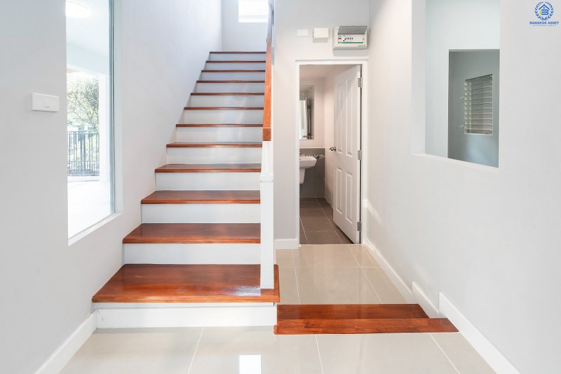 บ้านมือสองตกแต่งใหม่ ห้องมุม! ม.ชัยพฤกษ์ บางใหญ่-เซ็นทรัลเวสต์เกต (เนื้อที่ 53.9 ตร.ว.) บ้านหลังใหญ่ พร้อมอยู่ ดีไซน์ไมเดิร์น โครงการคุณภาพแบรนด์ L&H ฟังก์ชั่นครบ 3 ห้องนอน 3 ห้องน้ำ 2 ที่จอดรถ พร้อมบิ้วอินท์ครัวเคาน์เตอร์ขนาดใหญ่  บนทำเลศักยภาพ เดินทางสะดวก เพียง 5 นาทีถึงเซ็นทรัลเวสต์เกต ใกล้รถไฟฟ้าสถานี "คลองบางไผ่"