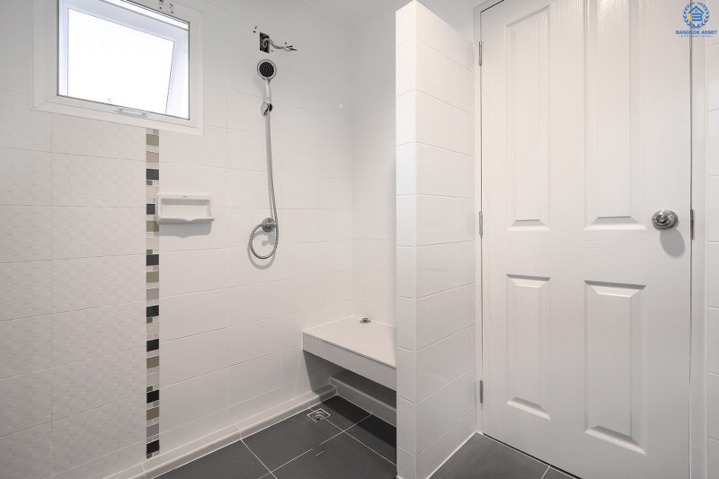 บ้านมือสองตกแต่งใหม่ ห้องมุม! ม.ชัยพฤกษ์ บางใหญ่-เซ็นทรัลเวสต์เกต (เนื้อที่ 53.9 ตร.ว.) บ้านหลังใหญ่ พร้อมอยู่ ดีไซน์ไมเดิร์น โครงการคุณภาพแบรนด์ L&H ฟังก์ชั่นครบ 3 ห้องนอน 3 ห้องน้ำ 2 ที่จอดรถ พร้อมบิ้วอินท์ครัวเคาน์เตอร์ขนาดใหญ่  บนทำเลศักยภาพ เดินทางสะดวก เพียง 5 นาทีถึงเซ็นทรัลเวสต์เกต ใกล้รถไฟฟ้าสถานี "คลองบางไผ่"