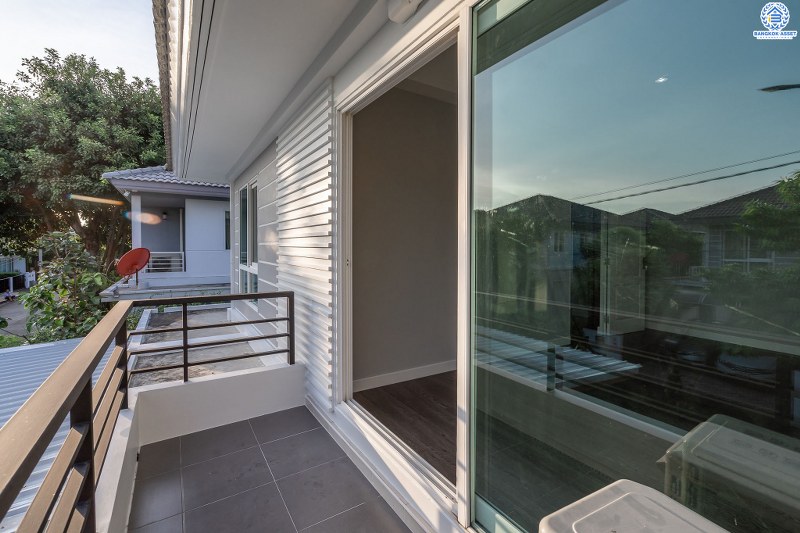 บ้านมือสองตกแต่งใหม่ ห้องมุม! ม.ชัยพฤกษ์ บางใหญ่-เซ็นทรัลเวสต์เกต (เนื้อที่ 53.9 ตร.ว.) บ้านหลังใหญ่ พร้อมอยู่ ดีไซน์ไมเดิร์น โครงการคุณภาพแบรนด์ L&H ฟังก์ชั่นครบ 3 ห้องนอน 3 ห้องน้ำ 2 ที่จอดรถ พร้อมบิ้วอินท์ครัวเคาน์เตอร์ขนาดใหญ่  บนทำเลศักยภาพ เดินทางสะดวก เพียง 5 นาทีถึงเซ็นทรัลเวสต์เกต ใกล้รถไฟฟ้าสถานี "คลองบางไผ่"