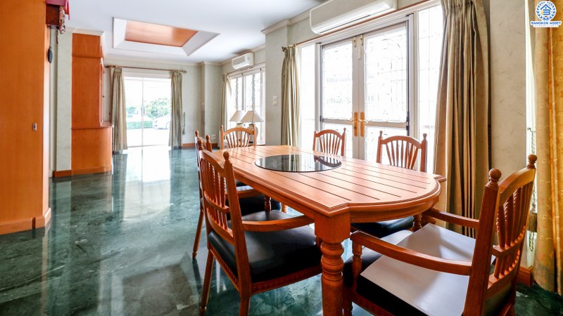 บ้านเดี่ยวมือสอง เนื้อที่ 65.6 ตร.ว. ม.ชวนชื่น ลาดพร้าว-รามอินทรา (ซ.สุคนธ์สวัสดิ์34) หลังใหญ่พร้อมอยู่ พื้นที่ใช้สอยเกือบ 200 ตร.ม. ฟังก์ชั่นครบ! มีเฟอร์ฯบิ้วอินท์ทั้งหลัง , แอร์ 6 เครื่อง , ประตูหน้าบ้านรีโมท พร้อมระบบน้ำร้อน-เย็นฝังภายในทั้งบ้าน กับสุดยอดทำเล! ใจกลางห้างฯชั้นนำทั้ง The Walk , เซ็นทรัลเฟสติวัล อีสต์วิลล์ , Crystal Veranda ,CDC ฯลฯ ใกล้จุดขึ้นทางด่วน"ฉลองรัช"