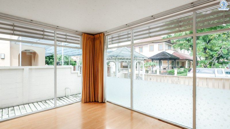 บ้านเดี่ยวมือสอง เนื้อที่ 65.6 ตร.ว. ม.ชวนชื่น ลาดพร้าว-รามอินทรา (ซ.สุคนธ์สวัสดิ์34) หลังใหญ่พร้อมอยู่ พื้นที่ใช้สอยเกือบ 200 ตร.ม. ฟังก์ชั่นครบ! มีเฟอร์ฯบิ้วอินท์ทั้งหลัง , แอร์ 6 เครื่อง , ประตูหน้าบ้านรีโมท พร้อมระบบน้ำร้อน-เย็นฝังภายในทั้งบ้าน กับสุดยอดทำเล! ใจกลางห้างฯชั้นนำทั้ง The Walk , เซ็นทรัลเฟสติวัล อีสต์วิลล์ , Crystal Veranda ,CDC ฯลฯ ใกล้จุดขึ้นทางด่วน"ฉลองรัช"