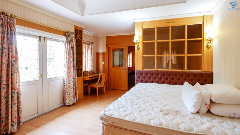 บ้านเดี่ยวมือสอง เนื้อที่ 65.6 ตร.ว. ม.ชวนชื่น ลาดพร้าว-รามอินทรา (ซ.สุคนธ์สวัสดิ์34) หลังใหญ่พร้อมอยู่ พื้นที่ใช้สอยเกือบ 200 ตร.ม. ฟังก์ชั่นครบ! มีเฟอร์ฯบิ้วอินท์ทั้งหลัง , แอร์ 6 เครื่อง , ประตูหน้าบ้านรีโมท พร้อมระบบน้ำร้อน-เย็นฝังภายในทั้งบ้าน กับสุดยอดทำเล! ใจกลางห้างฯชั้นนำทั้ง The Walk , เซ็นทรัลเฟสติวัล อีสต์วิลล์ , Crystal Veranda ,CDC ฯลฯ ใกล้จุดขึ้นทางด่วน"ฉลองรัช"