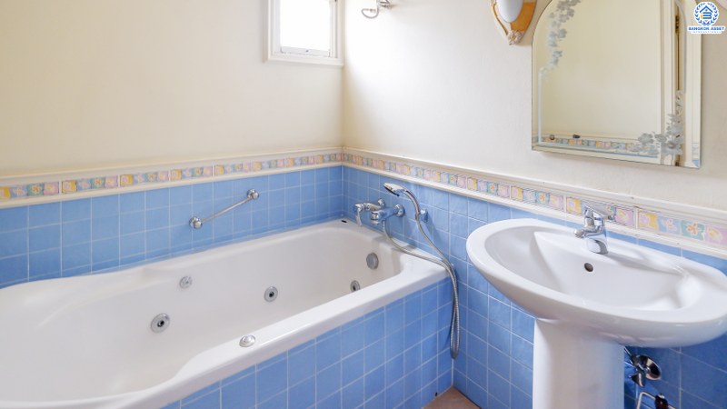 บ้านเดี่ยวมือสอง เนื้อที่ 65.6 ตร.ว. ม.ชวนชื่น ลาดพร้าว-รามอินทรา (ซ.สุคนธ์สวัสดิ์34) หลังใหญ่พร้อมอยู่ พื้นที่ใช้สอยเกือบ 200 ตร.ม. ฟังก์ชั่นครบ! มีเฟอร์ฯบิ้วอินท์ทั้งหลัง , แอร์ 6 เครื่อง , ประตูหน้าบ้านรีโมท พร้อมระบบน้ำร้อน-เย็นฝังภายในทั้งบ้าน กับสุดยอดทำเล! ใจกลางห้างฯชั้นนำทั้ง The Walk , เซ็นทรัลเฟสติวัล อีสต์วิลล์ , Crystal Veranda ,CDC ฯลฯ ใกล้จุดขึ้นทางด่วน"ฉลองรัช"