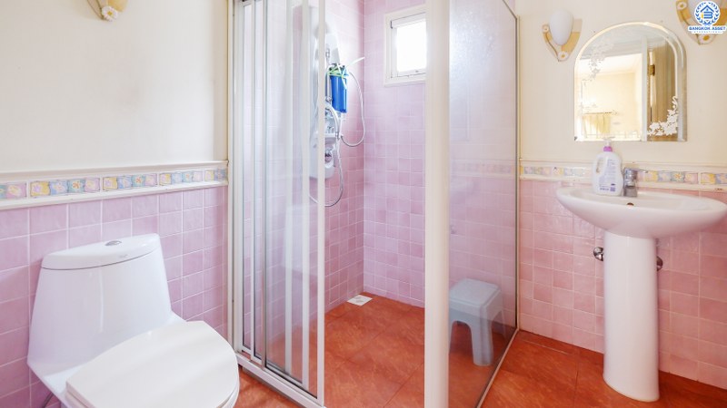 บ้านเดี่ยวมือสอง เนื้อที่ 65.6 ตร.ว. ม.ชวนชื่น ลาดพร้าว-รามอินทรา (ซ.สุคนธ์สวัสดิ์34) หลังใหญ่พร้อมอยู่ พื้นที่ใช้สอยเกือบ 200 ตร.ม. ฟังก์ชั่นครบ! มีเฟอร์ฯบิ้วอินท์ทั้งหลัง , แอร์ 6 เครื่อง , ประตูหน้าบ้านรีโมท พร้อมระบบน้ำร้อน-เย็นฝังภายในทั้งบ้าน กับสุดยอดทำเล! ใจกลางห้างฯชั้นนำทั้ง The Walk , เซ็นทรัลเฟสติวัล อีสต์วิลล์ , Crystal Veranda ,CDC ฯลฯ ใกล้จุดขึ้นทางด่วน"ฉลองรัช"