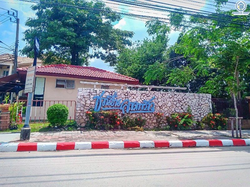 บ้านเดี่ยวมือสอง เนื้อที่ 65.6 ตร.ว. ม.ชวนชื่น ลาดพร้าว-รามอินทรา (ซ.สุคนธ์สวัสดิ์34) หลังใหญ่พร้อมอยู่ พื้นที่ใช้สอยเกือบ 200 ตร.ม. ฟังก์ชั่นครบ! มีเฟอร์ฯบิ้วอินท์ทั้งหลัง , แอร์ 6 เครื่อง , ประตูหน้าบ้านรีโมท พร้อมระบบน้ำร้อน-เย็นฝังภายในทั้งบ้าน กับสุดยอดทำเล! ใจกลางห้างฯชั้นนำทั้ง The Walk , เซ็นทรัลเฟสติวัล อีสต์วิลล์ , Crystal Veranda ,CDC ฯลฯ ใกล้จุดขึ้นทางด่วน"ฉลองรัช"