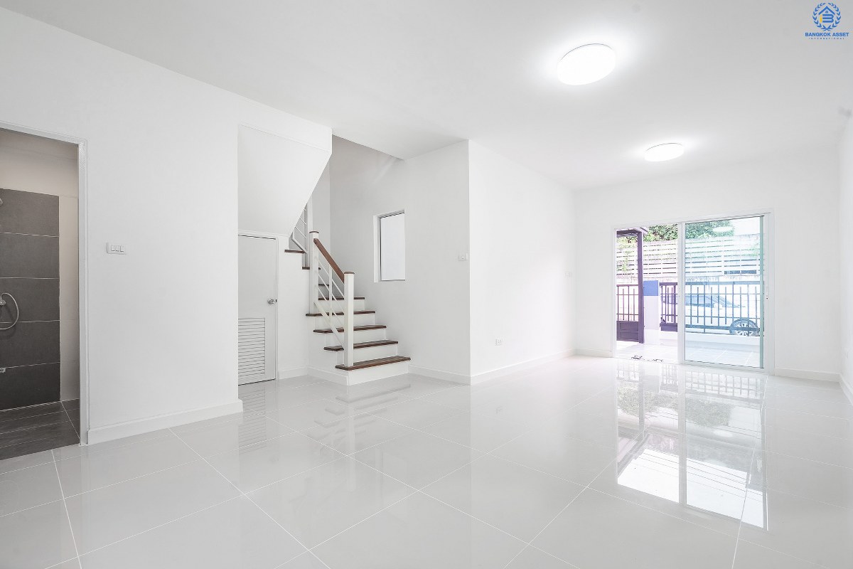 บ้านมือสองตกแต่งใหม่ ม.พฤกษาวิลล์19 ปิ่นเกล้า-วงแหวน บ้านพร้อมอยู่ เนื้อที่ 18.1 ตร.ว. ฟังก์ชั่นครบ ดีไซน์ตอบโจทย์ผู้อยู่อาศัยจริง 3 นอน 2 น้ำ มีครัวเคาน์เตอร์+ที่จอดรถส่วนตัว พื้นที่ใช้สอยที่กว้างขวาง ตั้งอยู่บนทำเลเดินทางสะดวก เชื่อมต่อสู่ตัวเมืองด้วย ถ.กาญจนาภิเษก ใกล้เซ็นทรัลเวสต์เกต รถไฟฟ้า และจุดขึ้นทางด่วน "ศรีรัช"