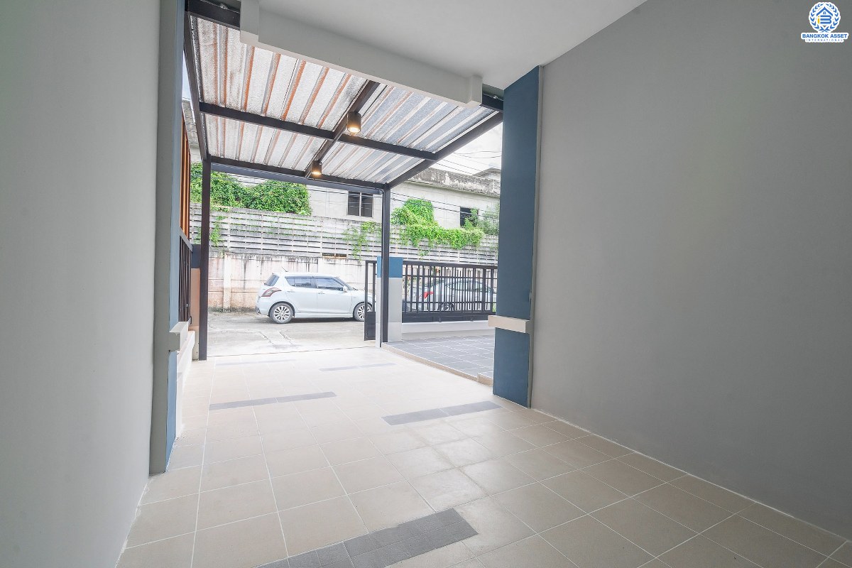 บ้านมือสองตกแต่งใหม่ ม.พฤกษาวิลล์19 ปิ่นเกล้า-วงแหวน บ้านพร้อมอยู่ เนื้อที่ 18.1 ตร.ว. ฟังก์ชั่นครบ ดีไซน์ตอบโจทย์ผู้อยู่อาศัยจริง 3 นอน 2 น้ำ มีครัวเคาน์เตอร์+ที่จอดรถส่วนตัว พื้นที่ใช้สอยที่กว้างขวาง ตั้งอยู่บนทำเลเดินทางสะดวก เชื่อมต่อสู่ตัวเมืองด้วย ถ.กาญจนาภิเษก ใกล้เซ็นทรัลเวสต์เกต รถไฟฟ้า และจุดขึ้นทางด่วน "ศรีรัช"