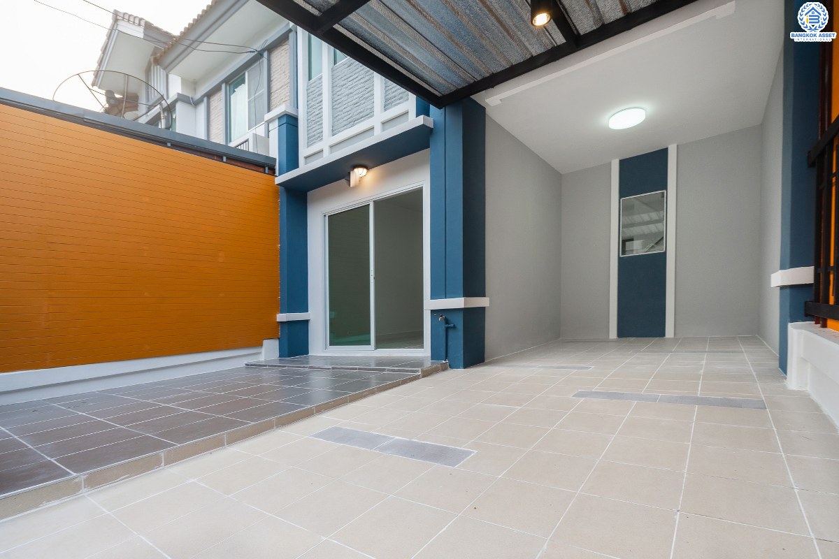 บ้านมือสองตกแต่งใหม่ ม.พฤกษาวิลล์19 ปิ่นเกล้า-วงแหวน บ้านพร้อมอยู่ เนื้อที่ 18.1 ตร.ว. ฟังก์ชั่นครบ ดีไซน์ตอบโจทย์ผู้อยู่อาศัยจริง 3 นอน 2 น้ำ มีครัวเคาน์เตอร์+ที่จอดรถส่วนตัว พื้นที่ใช้สอยที่กว้างขวาง ตั้งอยู่บนทำเลเดินทางสะดวก เชื่อมต่อสู่ตัวเมืองด้วย ถ.กาญจนาภิเษก ใกล้เซ็นทรัลเวสต์เกต รถไฟฟ้า และจุดขึ้นทางด่วน "ศรีรัช"