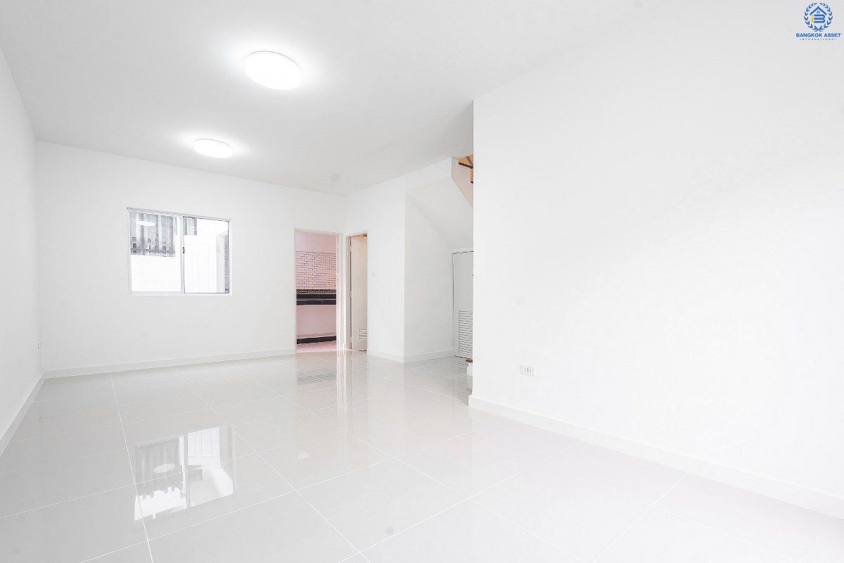 บ้านมือสองตกแต่งใหม่ ม.พฤกษาวิลล์19 ปิ่นเกล้า-วงแหวน บ้านพร้อมอยู่ เนื้อที่ 18.1 ตร.ว. ฟังก์ชั่นครบ ดีไซน์ตอบโจทย์ผู้อยู่อาศัยจริง 3 นอน 2 น้ำ มีครัวเคาน์เตอร์+ที่จอดรถส่วนตัว พื้นที่ใช้สอยที่กว้างขวาง ตั้งอยู่บนทำเลเดินทางสะดวก เชื่อมต่อสู่ตัวเมืองด้วย ถ.กาญจนาภิเษก ใกล้เซ็นทรัลเวสต์เกต รถไฟฟ้า และจุดขึ้นทางด่วน "ศรีรัช"