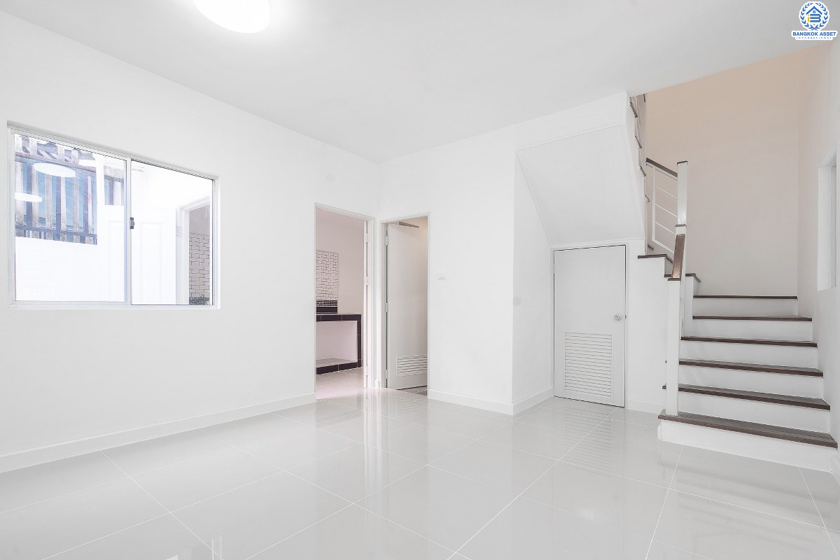 บ้านมือสองตกแต่งใหม่ ม.พฤกษาวิลล์19 ปิ่นเกล้า-วงแหวน บ้านพร้อมอยู่ เนื้อที่ 18.1 ตร.ว. ฟังก์ชั่นครบ ดีไซน์ตอบโจทย์ผู้อยู่อาศัยจริง 3 นอน 2 น้ำ มีครัวเคาน์เตอร์+ที่จอดรถส่วนตัว พื้นที่ใช้สอยที่กว้างขวาง ตั้งอยู่บนทำเลเดินทางสะดวก เชื่อมต่อสู่ตัวเมืองด้วย ถ.กาญจนาภิเษก ใกล้เซ็นทรัลเวสต์เกต รถไฟฟ้า และจุดขึ้นทางด่วน "ศรีรัช"