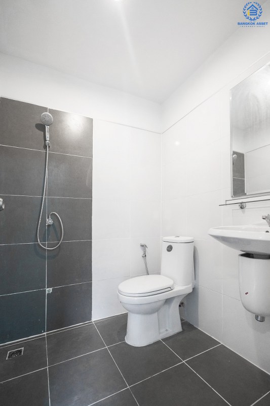 บ้านมือสองตกแต่งใหม่ ม.พฤกษาวิลล์19 ปิ่นเกล้า-วงแหวน บ้านพร้อมอยู่ เนื้อที่ 18.1 ตร.ว. ฟังก์ชั่นครบ ดีไซน์ตอบโจทย์ผู้อยู่อาศัยจริง 3 นอน 2 น้ำ มีครัวเคาน์เตอร์+ที่จอดรถส่วนตัว พื้นที่ใช้สอยที่กว้างขวาง ตั้งอยู่บนทำเลเดินทางสะดวก เชื่อมต่อสู่ตัวเมืองด้วย ถ.กาญจนาภิเษก ใกล้เซ็นทรัลเวสต์เกต รถไฟฟ้า และจุดขึ้นทางด่วน "ศรีรัช"