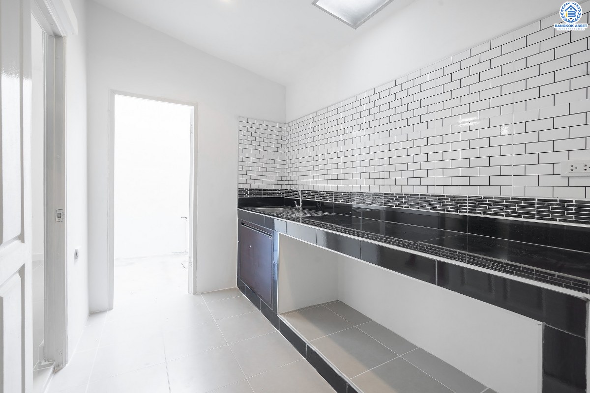 บ้านมือสองตกแต่งใหม่ ม.พฤกษาวิลล์19 ปิ่นเกล้า-วงแหวน บ้านพร้อมอยู่ เนื้อที่ 18.1 ตร.ว. ฟังก์ชั่นครบ ดีไซน์ตอบโจทย์ผู้อยู่อาศัยจริง 3 นอน 2 น้ำ มีครัวเคาน์เตอร์+ที่จอดรถส่วนตัว พื้นที่ใช้สอยที่กว้างขวาง ตั้งอยู่บนทำเลเดินทางสะดวก เชื่อมต่อสู่ตัวเมืองด้วย ถ.กาญจนาภิเษก ใกล้เซ็นทรัลเวสต์เกต รถไฟฟ้า และจุดขึ้นทางด่วน "ศรีรัช"