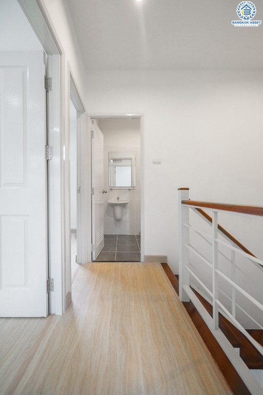 บ้านมือสองตกแต่งใหม่ ม.พฤกษาวิลล์19 ปิ่นเกล้า-วงแหวน บ้านพร้อมอยู่ เนื้อที่ 18.1 ตร.ว. ฟังก์ชั่นครบ ดีไซน์ตอบโจทย์ผู้อยู่อาศัยจริง 3 นอน 2 น้ำ มีครัวเคาน์เตอร์+ที่จอดรถส่วนตัว พื้นที่ใช้สอยที่กว้างขวาง ตั้งอยู่บนทำเลเดินทางสะดวก เชื่อมต่อสู่ตัวเมืองด้วย ถ.กาญจนาภิเษก ใกล้เซ็นทรัลเวสต์เกต รถไฟฟ้า และจุดขึ้นทางด่วน "ศรีรัช"