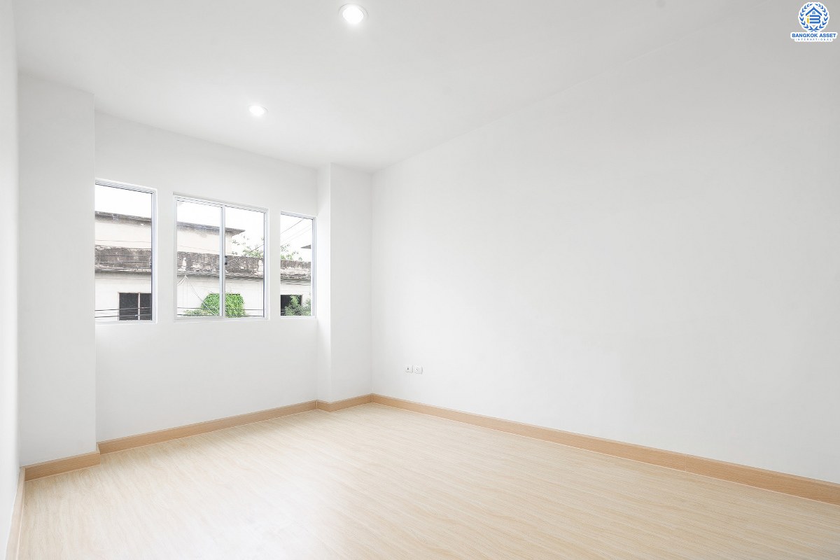 บ้านมือสองตกแต่งใหม่ ม.พฤกษาวิลล์19 ปิ่นเกล้า-วงแหวน บ้านพร้อมอยู่ เนื้อที่ 18.1 ตร.ว. ฟังก์ชั่นครบ ดีไซน์ตอบโจทย์ผู้อยู่อาศัยจริง 3 นอน 2 น้ำ มีครัวเคาน์เตอร์+ที่จอดรถส่วนตัว พื้นที่ใช้สอยที่กว้างขวาง ตั้งอยู่บนทำเลเดินทางสะดวก เชื่อมต่อสู่ตัวเมืองด้วย ถ.กาญจนาภิเษก ใกล้เซ็นทรัลเวสต์เกต รถไฟฟ้า และจุดขึ้นทางด่วน "ศรีรัช"