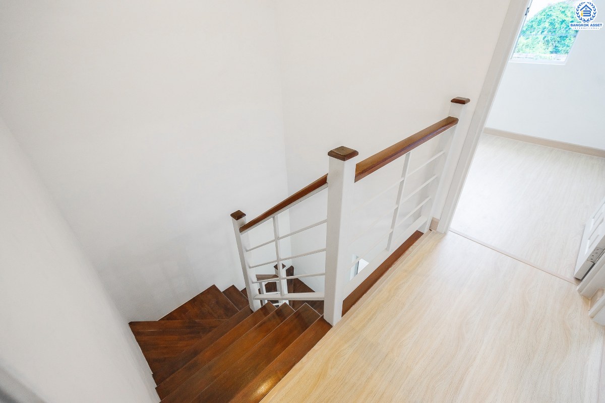 บ้านมือสองตกแต่งใหม่ ม.พฤกษาวิลล์19 ปิ่นเกล้า-วงแหวน บ้านพร้อมอยู่ เนื้อที่ 18.1 ตร.ว. ฟังก์ชั่นครบ ดีไซน์ตอบโจทย์ผู้อยู่อาศัยจริง 3 นอน 2 น้ำ มีครัวเคาน์เตอร์+ที่จอดรถส่วนตัว พื้นที่ใช้สอยที่กว้างขวาง ตั้งอยู่บนทำเลเดินทางสะดวก เชื่อมต่อสู่ตัวเมืองด้วย ถ.กาญจนาภิเษก ใกล้เซ็นทรัลเวสต์เกต รถไฟฟ้า และจุดขึ้นทางด่วน "ศรีรัช"