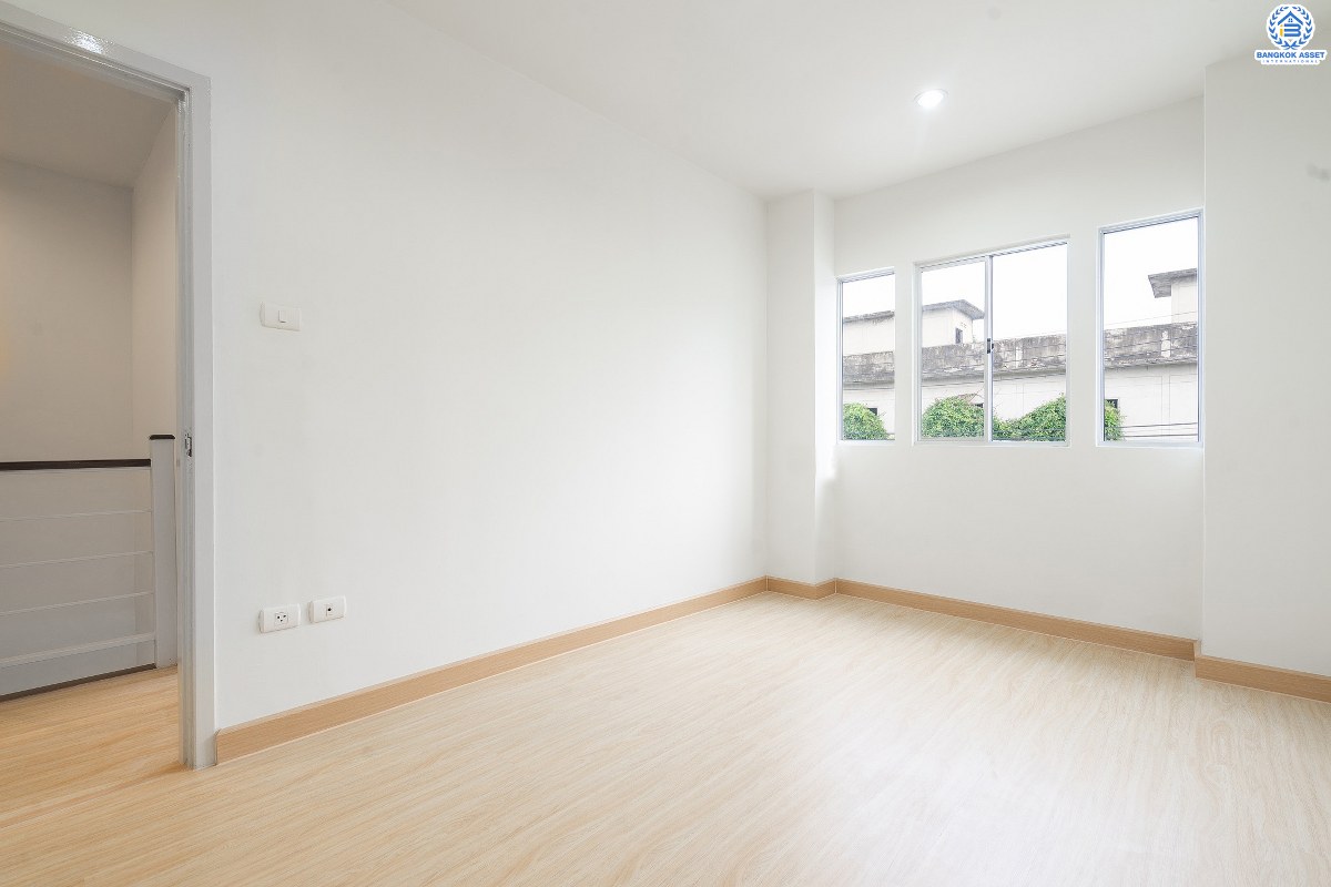 บ้านมือสองตกแต่งใหม่ ม.พฤกษาวิลล์19 ปิ่นเกล้า-วงแหวน บ้านพร้อมอยู่ เนื้อที่ 18.1 ตร.ว. ฟังก์ชั่นครบ ดีไซน์ตอบโจทย์ผู้อยู่อาศัยจริง 3 นอน 2 น้ำ มีครัวเคาน์เตอร์+ที่จอดรถส่วนตัว พื้นที่ใช้สอยที่กว้างขวาง ตั้งอยู่บนทำเลเดินทางสะดวก เชื่อมต่อสู่ตัวเมืองด้วย ถ.กาญจนาภิเษก ใกล้เซ็นทรัลเวสต์เกต รถไฟฟ้า และจุดขึ้นทางด่วน "ศรีรัช"