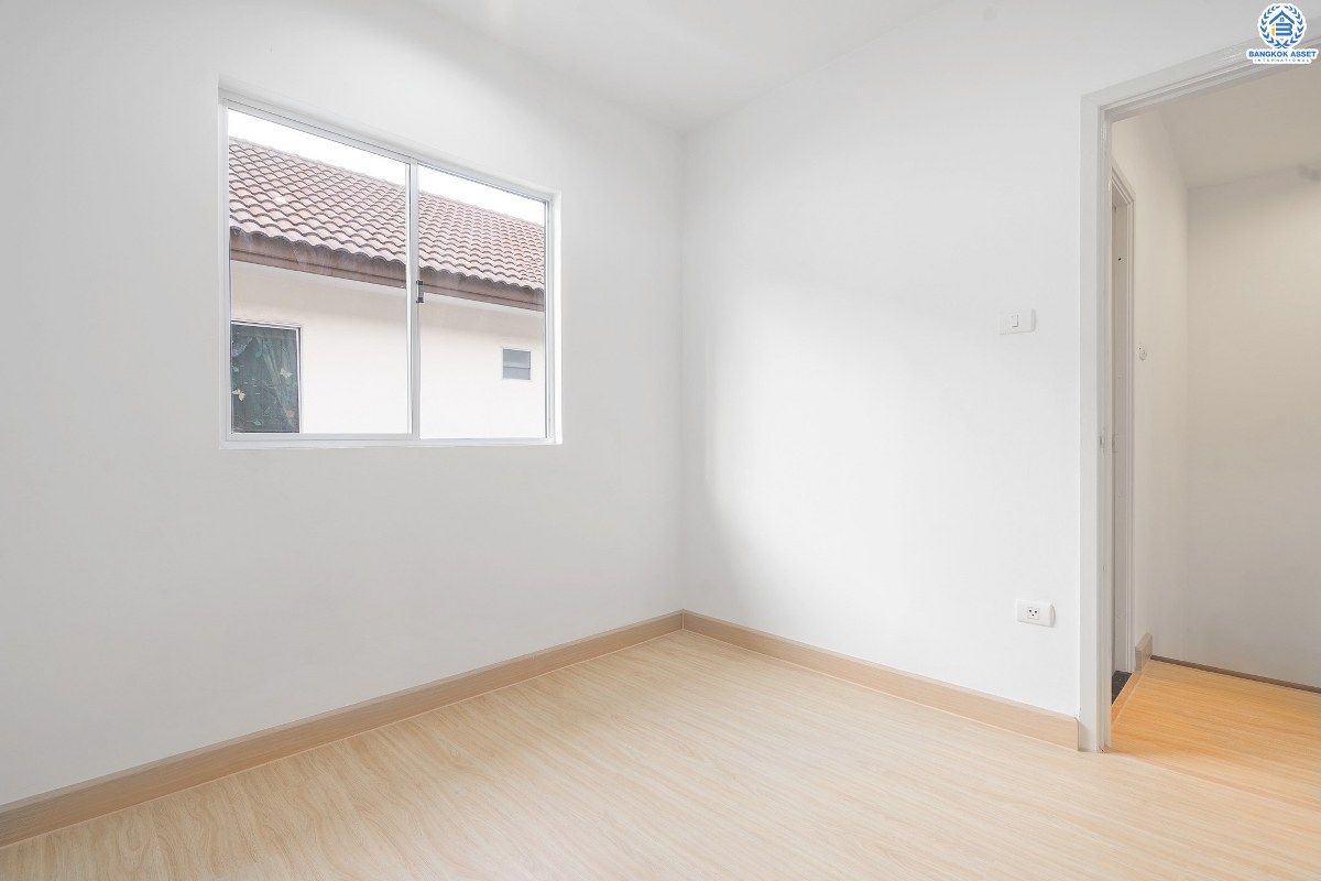 บ้านมือสองตกแต่งใหม่ ม.พฤกษาวิลล์19 ปิ่นเกล้า-วงแหวน บ้านพร้อมอยู่ เนื้อที่ 18.1 ตร.ว. ฟังก์ชั่นครบ ดีไซน์ตอบโจทย์ผู้อยู่อาศัยจริง 3 นอน 2 น้ำ มีครัวเคาน์เตอร์+ที่จอดรถส่วนตัว พื้นที่ใช้สอยที่กว้างขวาง ตั้งอยู่บนทำเลเดินทางสะดวก เชื่อมต่อสู่ตัวเมืองด้วย ถ.กาญจนาภิเษก ใกล้เซ็นทรัลเวสต์เกต รถไฟฟ้า และจุดขึ้นทางด่วน "ศรีรัช"