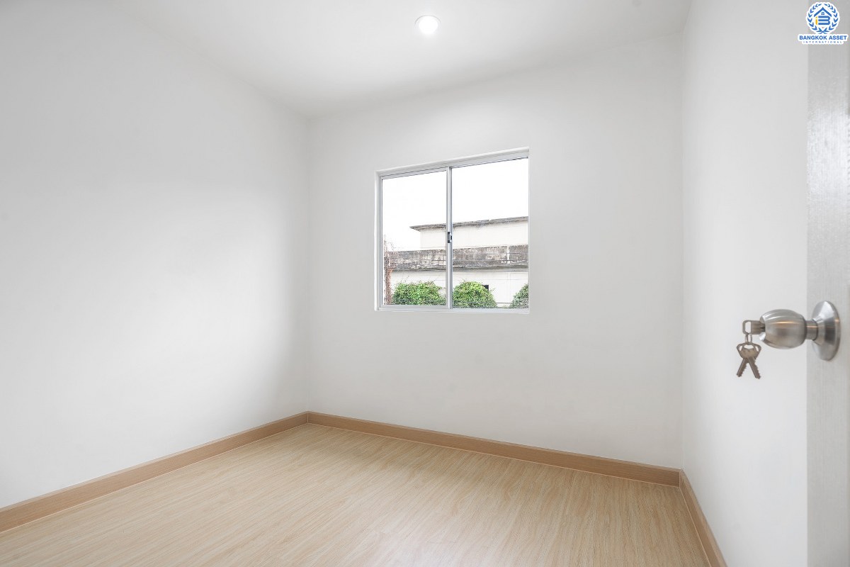 บ้านมือสองตกแต่งใหม่ ม.พฤกษาวิลล์19 ปิ่นเกล้า-วงแหวน บ้านพร้อมอยู่ เนื้อที่ 18.1 ตร.ว. ฟังก์ชั่นครบ ดีไซน์ตอบโจทย์ผู้อยู่อาศัยจริง 3 นอน 2 น้ำ มีครัวเคาน์เตอร์+ที่จอดรถส่วนตัว พื้นที่ใช้สอยที่กว้างขวาง ตั้งอยู่บนทำเลเดินทางสะดวก เชื่อมต่อสู่ตัวเมืองด้วย ถ.กาญจนาภิเษก ใกล้เซ็นทรัลเวสต์เกต รถไฟฟ้า และจุดขึ้นทางด่วน "ศรีรัช"