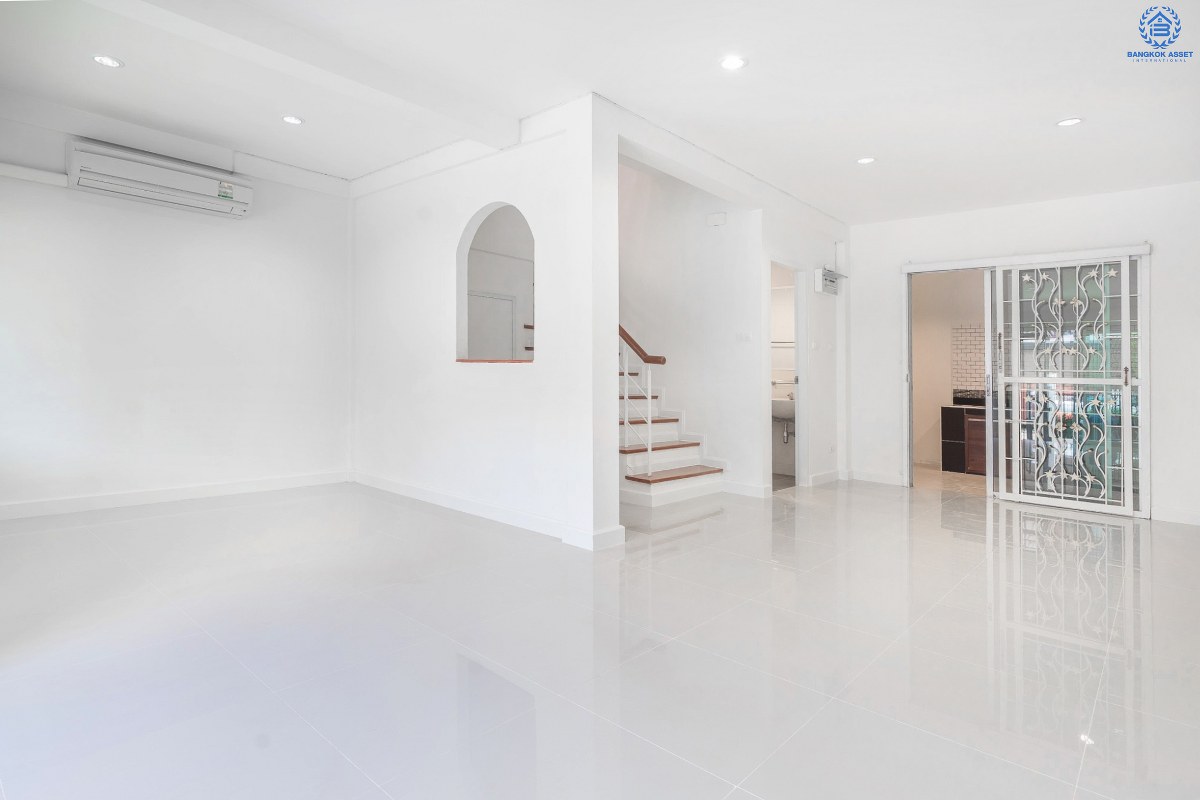 บ้านมือสองตกแต่งใหม่ ม.ศุภาลัยวิลล์ ปิ่นเกล้า-วงแหวน (ซ.วัดส้มเกลี้ยง) บ้านหลังใหญ่ เนื้อที่ 21 ตร.ว. ฟังก์ชั่น 3 ห้องนอน 2 ห้องน้ำ บนทำเลสุดสะดวก เข้า-ออกได้หลายเส้นทาง ใกล้เซ็นทรัลเวสต์เกต และจุดขึ้นทางด่วน "กาญจนาภิเษก"