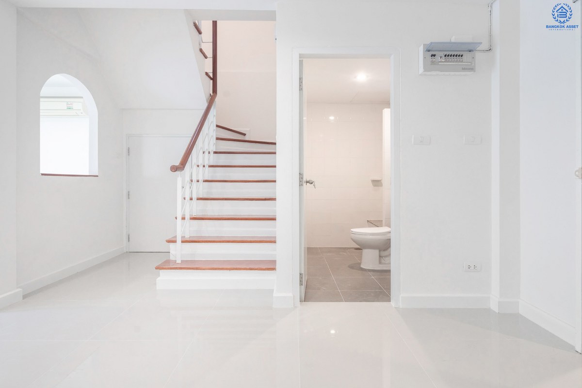 บ้านมือสองตกแต่งใหม่ ม.ศุภาลัยวิลล์ ปิ่นเกล้า-วงแหวน (ซ.วัดส้มเกลี้ยง) บ้านหลังใหญ่ เนื้อที่ 21 ตร.ว. ฟังก์ชั่น 3 ห้องนอน 2 ห้องน้ำ บนทำเลสุดสะดวก เข้า-ออกได้หลายเส้นทาง ใกล้เซ็นทรัลเวสต์เกต และจุดขึ้นทางด่วน "กาญจนาภิเษก"