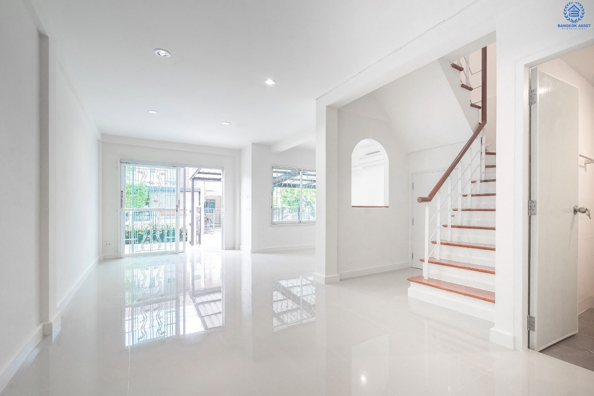 บ้านมือสองตกแต่งใหม่ ม.ศุภาลัยวิลล์ ปิ่นเกล้า-วงแหวน (ซ.วัดส้มเกลี้ยง) บ้านหลังใหญ่ เนื้อที่ 21 ตร.ว. ฟังก์ชั่น 3 ห้องนอน 2 ห้องน้ำ บนทำเลสุดสะดวก เข้า-ออกได้หลายเส้นทาง ใกล้เซ็นทรัลเวสต์เกต และจุดขึ้นทางด่วน "กาญจนาภิเษก"