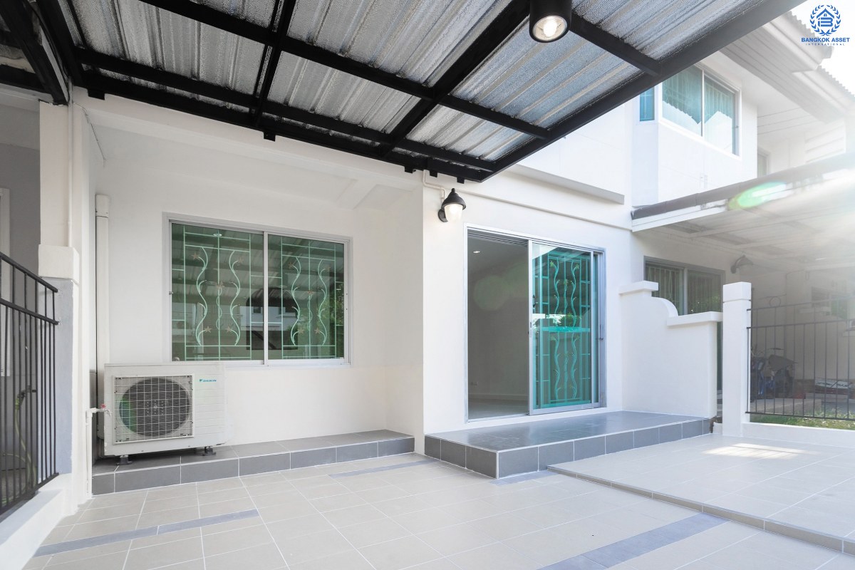 บ้านมือสองตกแต่งใหม่ ม.ศุภาลัยวิลล์ ปิ่นเกล้า-วงแหวน (ซ.วัดส้มเกลี้ยง) บ้านหลังใหญ่ เนื้อที่ 21 ตร.ว. ฟังก์ชั่น 3 ห้องนอน 2 ห้องน้ำ บนทำเลสุดสะดวก เข้า-ออกได้หลายเส้นทาง ใกล้เซ็นทรัลเวสต์เกต และจุดขึ้นทางด่วน "กาญจนาภิเษก"