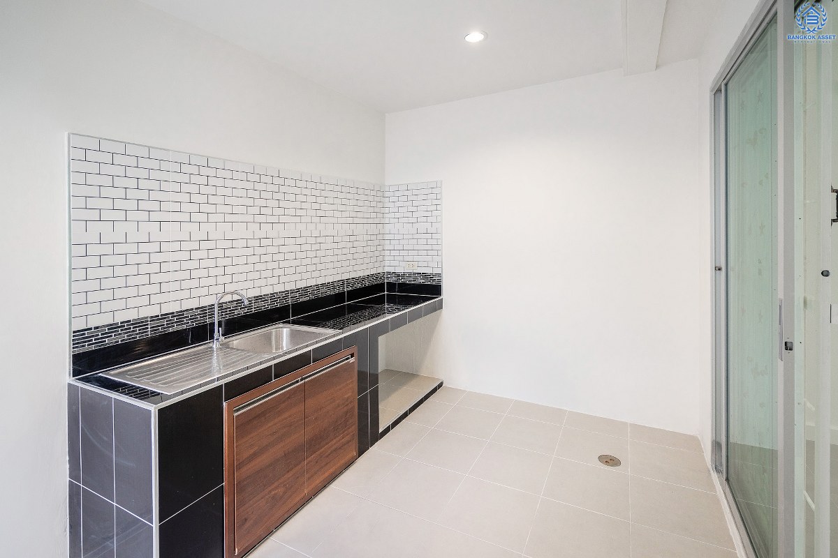 บ้านมือสองตกแต่งใหม่ ม.ศุภาลัยวิลล์ ปิ่นเกล้า-วงแหวน (ซ.วัดส้มเกลี้ยง) บ้านหลังใหญ่ เนื้อที่ 21 ตร.ว. ฟังก์ชั่น 3 ห้องนอน 2 ห้องน้ำ บนทำเลสุดสะดวก เข้า-ออกได้หลายเส้นทาง ใกล้เซ็นทรัลเวสต์เกต และจุดขึ้นทางด่วน "กาญจนาภิเษก"