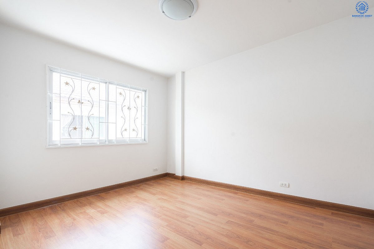 บ้านมือสองตกแต่งใหม่ ม.ศุภาลัยวิลล์ ปิ่นเกล้า-วงแหวน (ซ.วัดส้มเกลี้ยง) บ้านหลังใหญ่ เนื้อที่ 21 ตร.ว. ฟังก์ชั่น 3 ห้องนอน 2 ห้องน้ำ บนทำเลสุดสะดวก เข้า-ออกได้หลายเส้นทาง ใกล้เซ็นทรัลเวสต์เกต และจุดขึ้นทางด่วน "กาญจนาภิเษก"