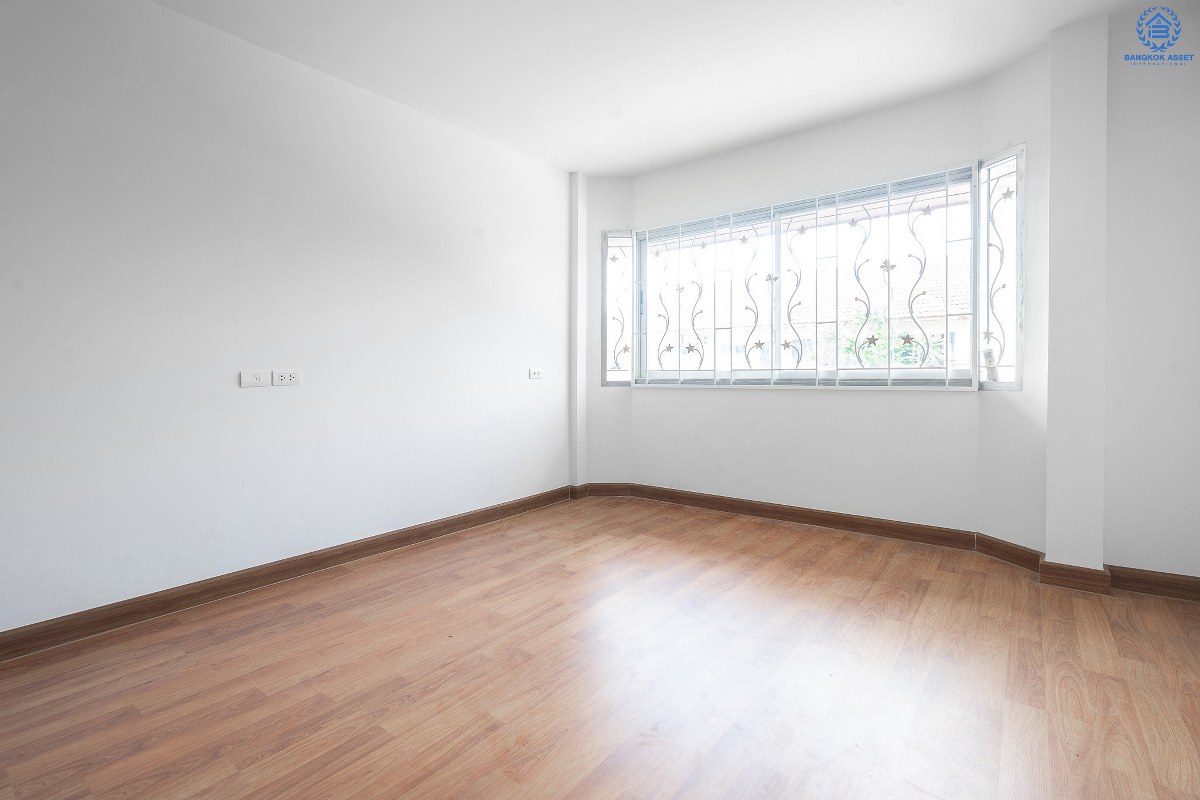 บ้านมือสองตกแต่งใหม่ ม.ศุภาลัยวิลล์ ปิ่นเกล้า-วงแหวน (ซ.วัดส้มเกลี้ยง) บ้านหลังใหญ่ เนื้อที่ 21 ตร.ว. ฟังก์ชั่น 3 ห้องนอน 2 ห้องน้ำ บนทำเลสุดสะดวก เข้า-ออกได้หลายเส้นทาง ใกล้เซ็นทรัลเวสต์เกต และจุดขึ้นทางด่วน "กาญจนาภิเษก"