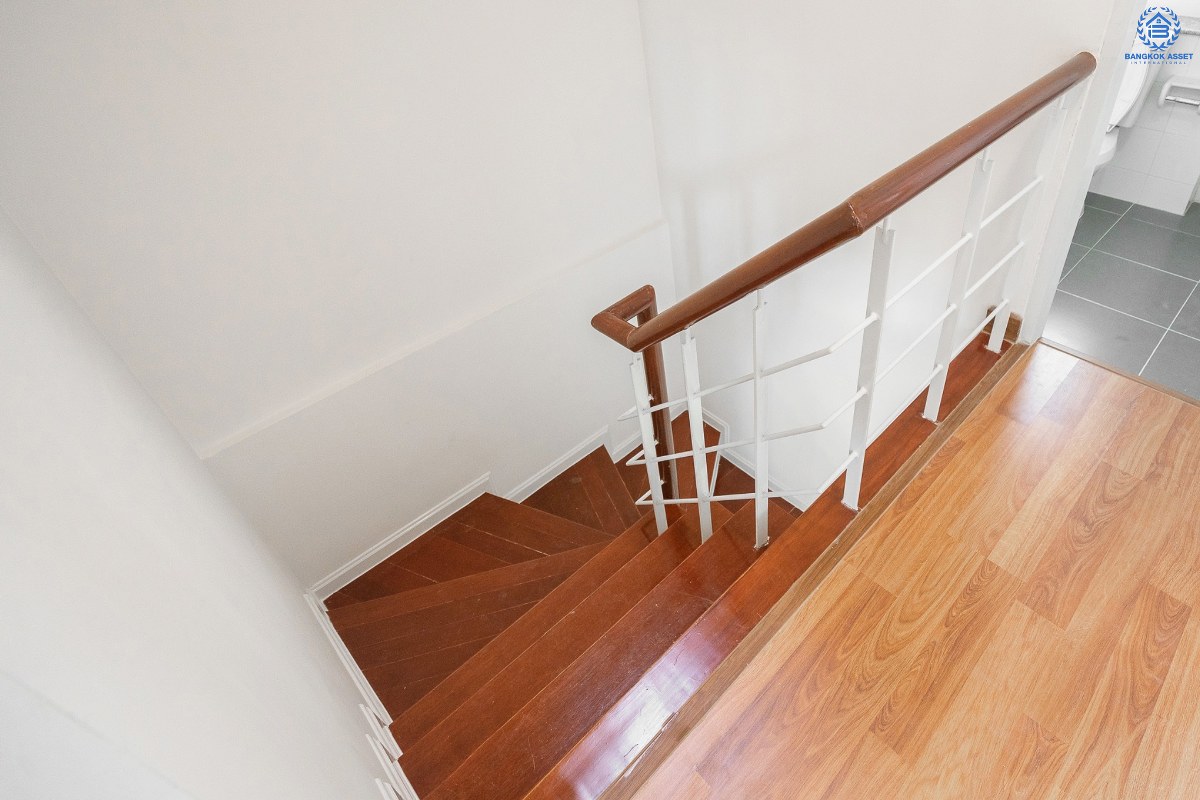 บ้านมือสองตกแต่งใหม่ ม.ศุภาลัยวิลล์ ปิ่นเกล้า-วงแหวน (ซ.วัดส้มเกลี้ยง) บ้านหลังใหญ่ เนื้อที่ 21 ตร.ว. ฟังก์ชั่น 3 ห้องนอน 2 ห้องน้ำ บนทำเลสุดสะดวก เข้า-ออกได้หลายเส้นทาง ใกล้เซ็นทรัลเวสต์เกต และจุดขึ้นทางด่วน "กาญจนาภิเษก"