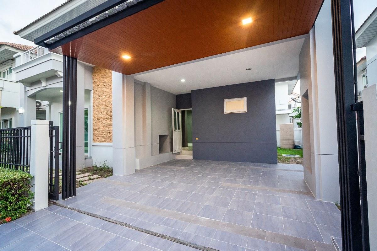 บ้านมือสองตกแต่งใหม่ ม.เพอร์เฟคเพลส ราชพฤกษ์-พระราม5 (เนื้อที่ 50.7 ตร.ว.) บ้านดีไซน์ทันสมัย หลังใหญ่พร้อมอยู่ ฟังก์ชั่น 3 ห้องนอน 3 ห้องน้ำ 2 ที่จอดรถ พร้อมพื้นที่ใช้สอยเกือบ 200 ตร.ม. กับที่สุดแห่งทำเลโซนเมือง ที่เชื่อมสู่หลายเส้นทาง หน้าโครงการติดถ.ราชพฤกษ์ เพียง 5 นาทีถึงวงเวียนพระรามห้า ใกล้รถไฟฟ้าสถานี "บางรักใหญ่" และห้างฯ ชั้นนำมากมาย