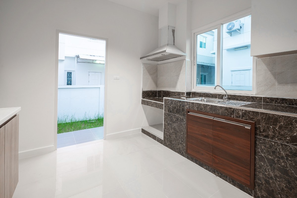 บ้านมือสองตกแต่งใหม่ ม.เพอร์เฟคเพลส ราชพฤกษ์-พระราม5 (เนื้อที่ 50.7 ตร.ว.) บ้านดีไซน์ทันสมัย หลังใหญ่พร้อมอยู่ ฟังก์ชั่น 3 ห้องนอน 3 ห้องน้ำ 2 ที่จอดรถ พร้อมพื้นที่ใช้สอยเกือบ 200 ตร.ม. กับที่สุดแห่งทำเลโซนเมือง ที่เชื่อมสู่หลายเส้นทาง หน้าโครงการติดถ.ราชพฤกษ์ เพียง 5 นาทีถึงวงเวียนพระรามห้า ใกล้รถไฟฟ้าสถานี "บางรักใหญ่" และห้างฯ ชั้นนำมากมาย