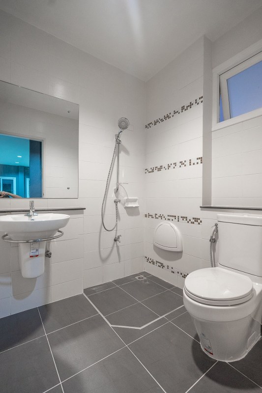 บ้านมือสองตกแต่งใหม่ ม.เพอร์เฟคเพลส ราชพฤกษ์-พระราม5 (เนื้อที่ 50.7 ตร.ว.) บ้านดีไซน์ทันสมัย หลังใหญ่พร้อมอยู่ ฟังก์ชั่น 3 ห้องนอน 3 ห้องน้ำ 2 ที่จอดรถ พร้อมพื้นที่ใช้สอยเกือบ 200 ตร.ม. กับที่สุดแห่งทำเลโซนเมือง ที่เชื่อมสู่หลายเส้นทาง หน้าโครงการติดถ.ราชพฤกษ์ เพียง 5 นาทีถึงวงเวียนพระรามห้า ใกล้รถไฟฟ้าสถานี "บางรักใหญ่" และห้างฯ ชั้นนำมากมาย