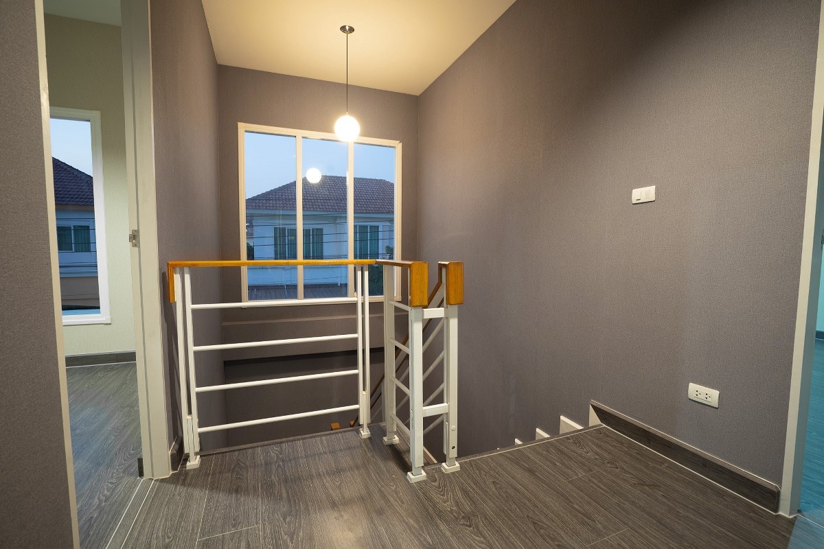 บ้านมือสองตกแต่งใหม่ ม.เพอร์เฟคเพลส ราชพฤกษ์-พระราม5 (เนื้อที่ 50.7 ตร.ว.) บ้านดีไซน์ทันสมัย หลังใหญ่พร้อมอยู่ ฟังก์ชั่น 3 ห้องนอน 3 ห้องน้ำ 2 ที่จอดรถ พร้อมพื้นที่ใช้สอยเกือบ 200 ตร.ม. กับที่สุดแห่งทำเลโซนเมือง ที่เชื่อมสู่หลายเส้นทาง หน้าโครงการติดถ.ราชพฤกษ์ เพียง 5 นาทีถึงวงเวียนพระรามห้า ใกล้รถไฟฟ้าสถานี "บางรักใหญ่" และห้างฯ ชั้นนำมากมาย