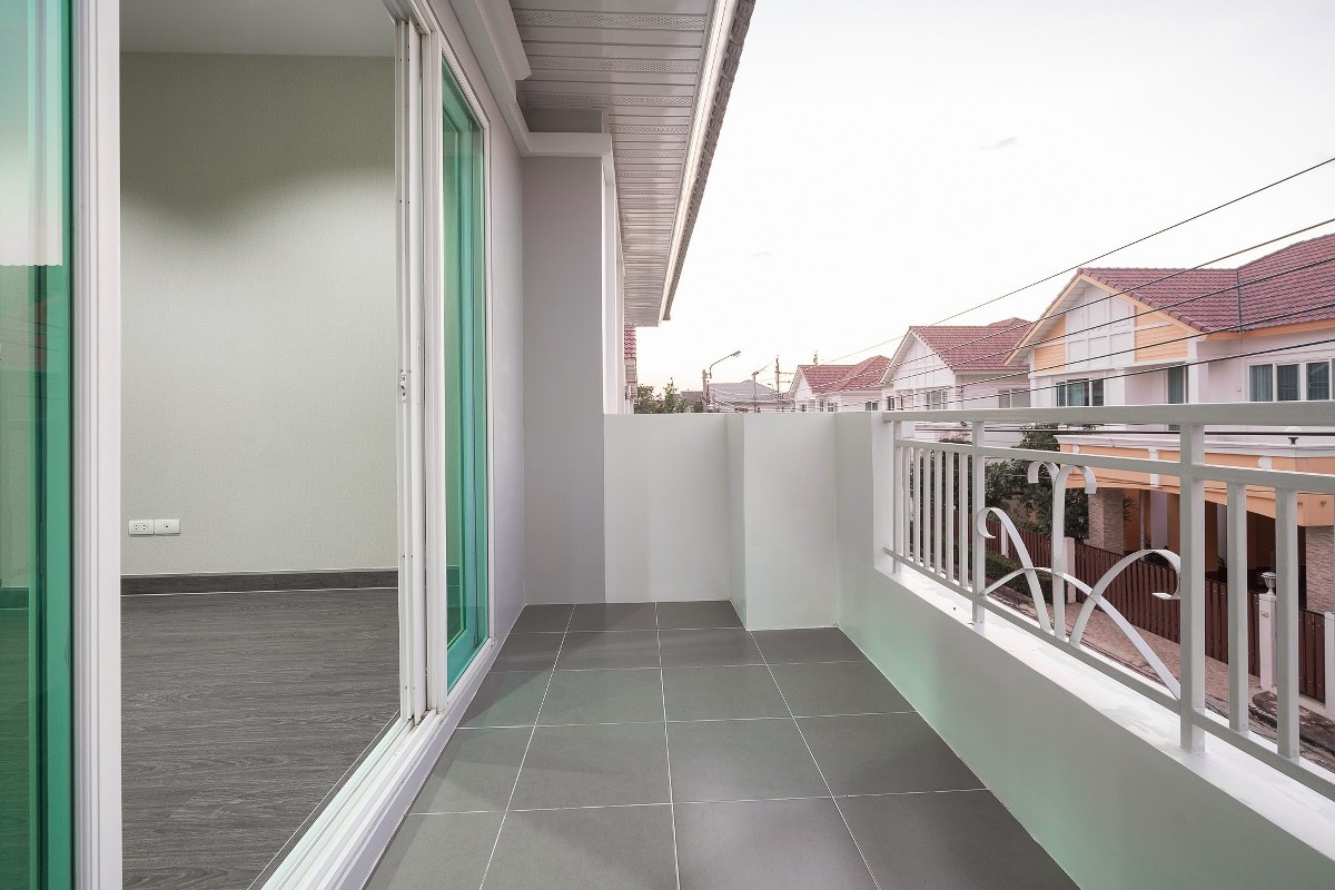 บ้านมือสองตกแต่งใหม่ ม.เพอร์เฟคเพลส ราชพฤกษ์-พระราม5 (เนื้อที่ 50.7 ตร.ว.) บ้านดีไซน์ทันสมัย หลังใหญ่พร้อมอยู่ ฟังก์ชั่น 3 ห้องนอน 3 ห้องน้ำ 2 ที่จอดรถ พร้อมพื้นที่ใช้สอยเกือบ 200 ตร.ม. กับที่สุดแห่งทำเลโซนเมือง ที่เชื่อมสู่หลายเส้นทาง หน้าโครงการติดถ.ราชพฤกษ์ เพียง 5 นาทีถึงวงเวียนพระรามห้า ใกล้รถไฟฟ้าสถานี "บางรักใหญ่" และห้างฯ ชั้นนำมากมาย