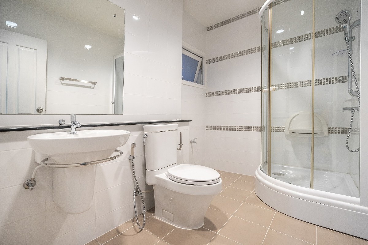 บ้านมือสองตกแต่งใหม่ ม.เพอร์เฟคเพลส ราชพฤกษ์-พระราม5 (เนื้อที่ 50.7 ตร.ว.) บ้านดีไซน์ทันสมัย หลังใหญ่พร้อมอยู่ ฟังก์ชั่น 3 ห้องนอน 3 ห้องน้ำ 2 ที่จอดรถ พร้อมพื้นที่ใช้สอยเกือบ 200 ตร.ม. กับที่สุดแห่งทำเลโซนเมือง ที่เชื่อมสู่หลายเส้นทาง หน้าโครงการติดถ.ราชพฤกษ์ เพียง 5 นาทีถึงวงเวียนพระรามห้า ใกล้รถไฟฟ้าสถานี "บางรักใหญ่" และห้างฯ ชั้นนำมากมาย